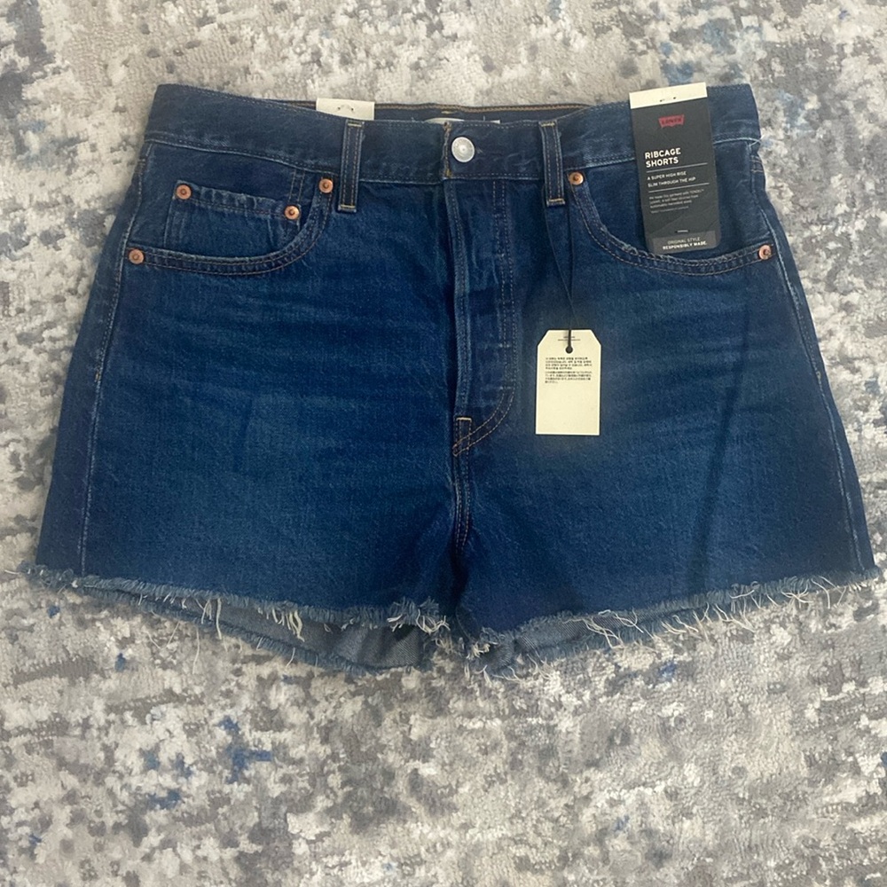 NWT! Levi’s premium ribcage shorts in size 31